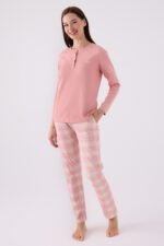 PC8918 PIERRE CARDIN طقم بيجاما قطن للنساء قطعتين لون زهري مع بنطال كاروهات - الصورة 2