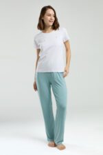 PC8983 PIERRE CARDIN طقم بيجاما قطن للنساء قطعتين بلوز لون ابيض مع بنطال لون فيروزي - الصورة 5