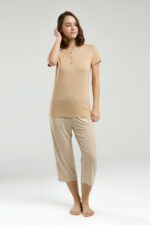 PC9002 PIERRE CARDIN طقم بيجاما للنساء برمودا قطعتين لون رملي - الصورة 4