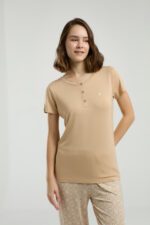 PC9002 PIERRE CARDIN طقم بيجاما للنساء برمودا قطعتين لون رملي - الصورة 2