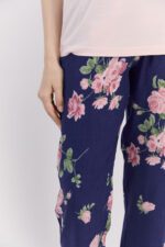 ⁦AR1413-S-V3 طقم بيجاما قطعتين بنطال مورد مع بلوز نصف كم زهري⁩ - الصورة ⁦4⁩