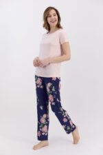 ⁦AR1413-S-V3 طقم بيجاما قطعتين بنطال مورد مع بلوز نصف كم زهري⁩ - الصورة ⁦2⁩