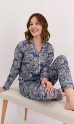 AR1476 طقم بيجاما قطعتين بأزرار مرسومة بالورود لون نيلي - الصورة 2