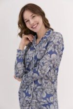 AR1476 طقم بيجاما قطعتين بأزرار مرسومة بالورود لون نيلي - الصورة 4