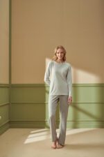 ⁦F -4207 طقم بيجاما شتوي ثلاث قطع مع روب صوف مخططة⁩ - الصورة ⁦3⁩