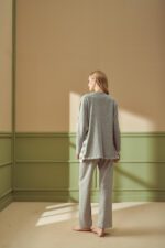 ⁦F -4207 طقم بيجاما شتوي ثلاث قطع مع روب صوف مخططة⁩ - الصورة ⁦2⁩