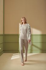 ⁦F -4207 طقم بيجاما شتوي ثلاث قطع مع روب صوف مخططة⁩ - الصورة ⁦4⁩