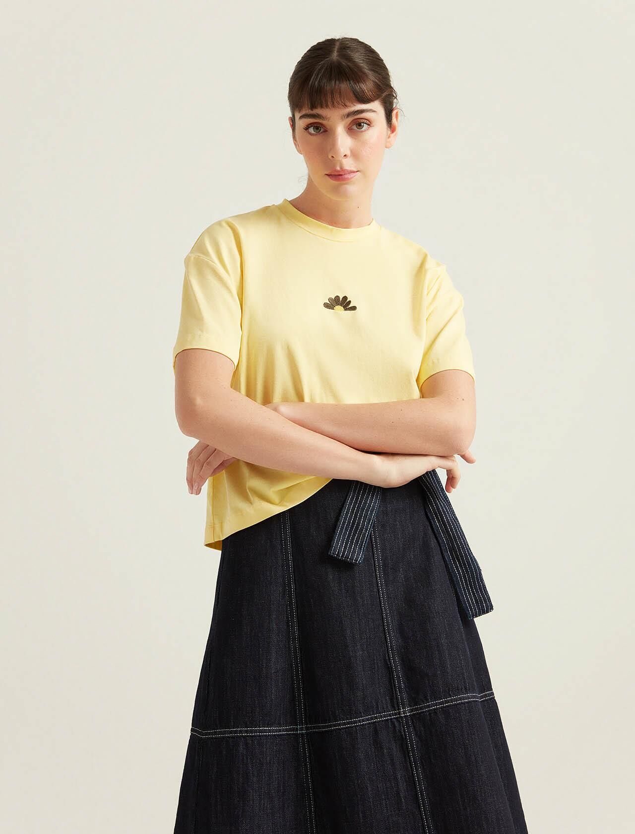 S22T055-T-SHIRT تي شيرت قطن مع تطيريز على شكل وردة