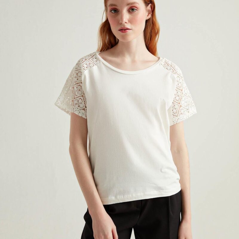 S22T018-T-SHIRT تي شيرت مزين بالدانتيل
