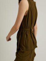 ⁦S22G359  قميص قصير من دون اكمام مع حزام ع الخصر لون زيتي⁩ - الصورة ⁦3⁩