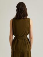 ⁦S22G359  قميص قصير من دون اكمام مع حزام ع الخصر لون زيتي⁩ - الصورة ⁦4⁩