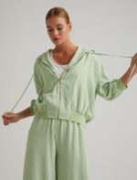 ⁦S22E011 طقم عملي تريننج جاكيت سحاب مع طاقية وبنطال عريض⁩ - الصورة ⁦3⁩