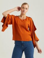 ⁦S22B357-BLUZ بلوز مع اكمام مفتوحة بأزرار لون اورنج⁩ - الصورة ⁦3⁩