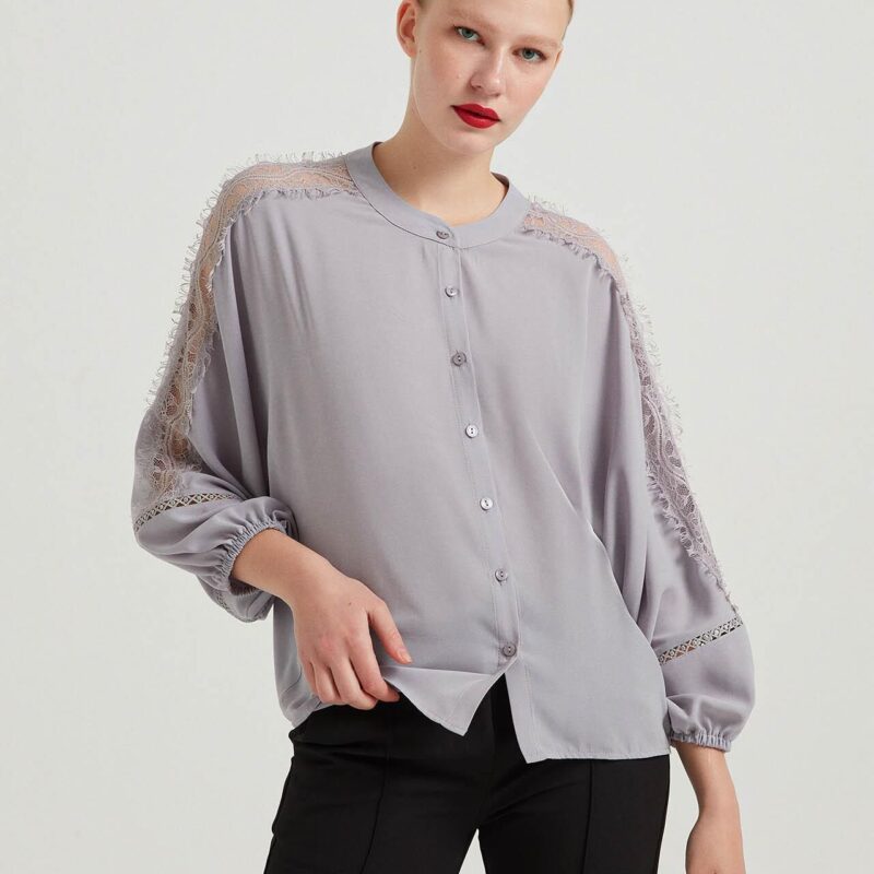 W22G473- قميص لون رمادي باكمام من دانتيل