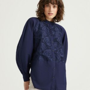 S22G071-قميص مزين بزهور من الدانتيل لون كحلي