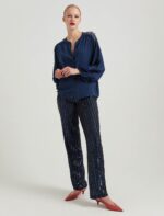 W22G473- قميص لون كحلي باكمام من دانتيل - الصورة 4