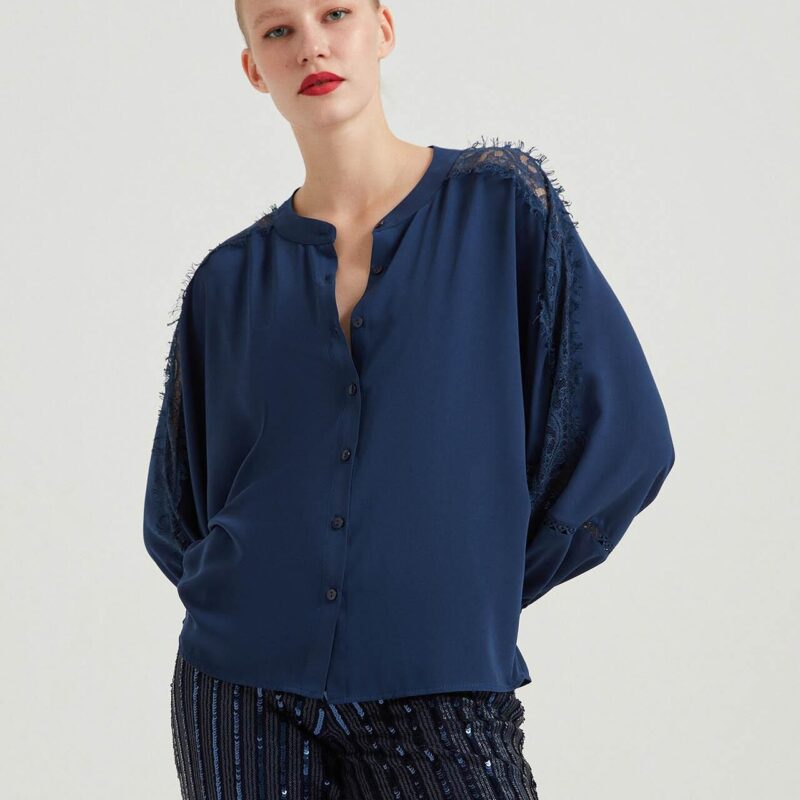 W22G473- قميص لون كحلي باكمام من دانتيل