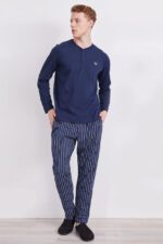 ⁦AR2314 طقم بيجاما قطعتين قطن خريفي للرجال بلوز لون كحلي بثلاثة ازرار مع بنطال مقلم⁩ - الصورة ⁦2⁩