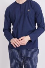 ⁦AR2314 طقم بيجاما قطعتين قطن خريفي للرجال بلوز لون كحلي بثلاثة ازرار مع بنطال مقلم⁩ - الصورة ⁦3⁩