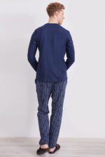 ⁦AR2314 طقم بيجاما قطعتين قطن خريفي للرجال بلوز لون كحلي بثلاثة ازرار مع بنطال مقلم⁩ - الصورة ⁦5⁩