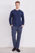 AR2314 طقم بيجاما قطعتين قطن خريفي للرجال بلوز لون كحلي بثلاثة ازرار مع بنطال مقلم