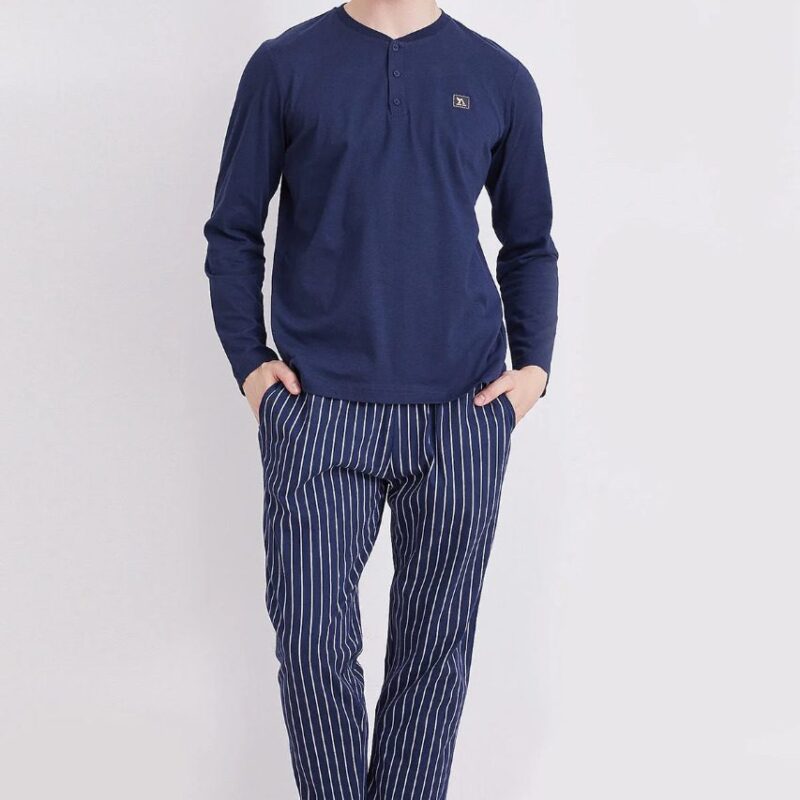 AR2314 طقم بيجاما قطعتين قطن خريفي للرجال بلوز لون كحلي بثلاثة ازرار مع بنطال مقلم
