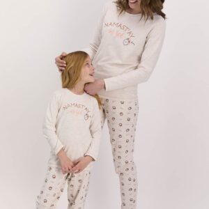 AR1432 طقم بيجاما قطن قطعتين بلوز لون بيج مع بنطال مرسوم عليه ساعة منبه "NAMASTAY IN BED" - Family Collection