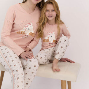 AR1433 طقم بيجاما قطعتين للنساء بلوز لون زهري مع بنطان مرسوم عليه ساعة منبه "NEEDS MORE" - Family Collection