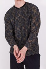 ⁦AR2319-S-V1 طقم بيجاما قطعتين للرجال قطن خريفي بنطال لون اسود مع بلوز مقلمة بثلاثة ازرار⁩ - الصورة ⁦3⁩