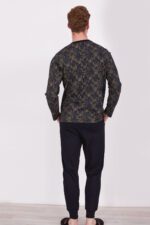 ⁦AR2319-S-V1 طقم بيجاما قطعتين للرجال قطن خريفي بنطال لون اسود مع بلوز مقلمة بثلاثة ازرار⁩ - الصورة ⁦5⁩