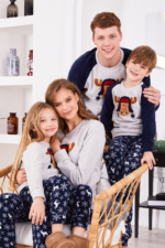 AR2300 طقم بيجاما قطعتين دافئة لكل العائلة بلوز لون رمادي مع بنطال لون كحلي - الصورة 8