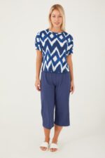 ⁦AR2416-S طقم بيتي للنساء قطعتين بلوز مخططة باللونين الازرق والابيض مع سروال لون كحلي⁩ - الصورة ⁦3⁩