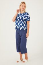 ⁦AR2416-S طقم بيتي للنساء قطعتين بلوز مخططة باللونين الازرق والابيض مع سروال لون كحلي⁩ - الصورة ⁦5⁩