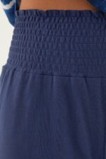 ⁦AR2416-S طقم بيتي للنساء قطعتين بلوز مخططة باللونين الازرق والابيض مع سروال لون كحلي⁩ - الصورة ⁦2⁩