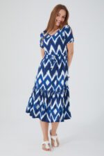 ⁦AR2418-S فستان بيتي طويل نصف كم للنساء مخطط باللونين الازرق والابيض⁩ - الصورة ⁦4⁩