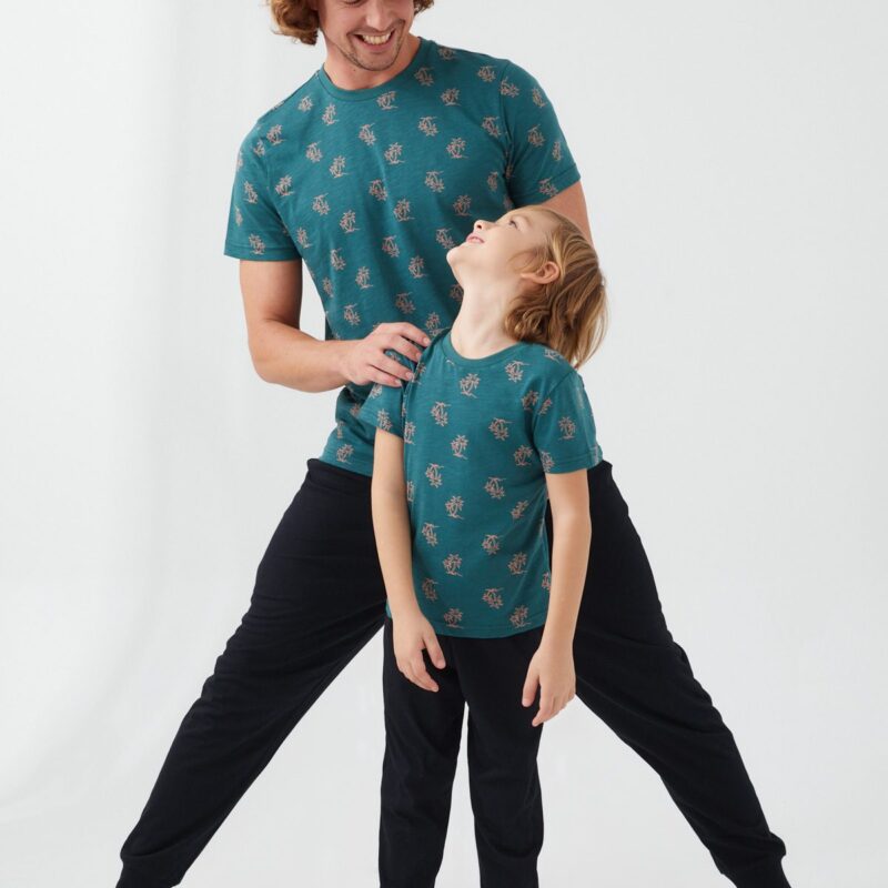 AR2504-V1 طقم بيجاما من كولكشن العائلة الاب مع ابنه قطعتين قطن بلوز لون اخضر تركوازي مع بنطال لون اسود