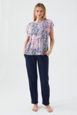 PC8561-S PIERRE CARDIN طقم بيتي للنساء قطعتين بلوز نصف كم بنقش الفهد مع بنطال لون كحلي