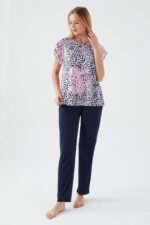 ⁦PC8561-S PIERRE CARDIN طقم بيتي للنساء قطعتين بلوز نصف كم بنقش الفهد مع بنطال لون كحلي⁩ - الصورة ⁦4⁩