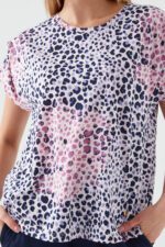 ⁦PC8561-S PIERRE CARDIN طقم بيتي للنساء قطعتين بلوز نصف كم بنقش الفهد مع بنطال لون كحلي⁩ - الصورة ⁦2⁩