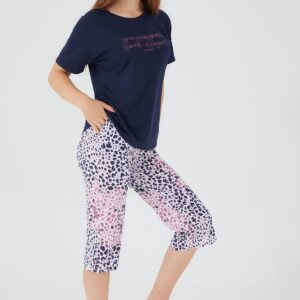 PC8562 PIERRE CARDIN طقم بيتي للنساء قطعتين بلوز نصف كم لون كحلي مع بنطال برمودا بنقش الفهد