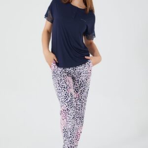 PC8563-S PIERRE CARDIN طقم بيجاما قطعتين للنساء بلوز نصف كم مُزينة بالدانتيل مع بنطال بنقش الفهد