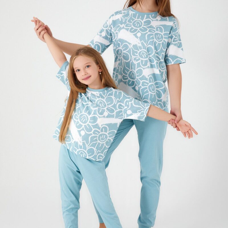 RP3053 من كولكشن العائلة الام مع ابنتها طقم بيجاما قطعتين قطن بلوز نصف كم مزينة بالورود