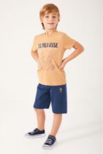 ⁦US1306 US POLO طقم شورت للاولاد قطعتين نصف كم قطن لون بني⁩ - الصورة ⁦4⁩