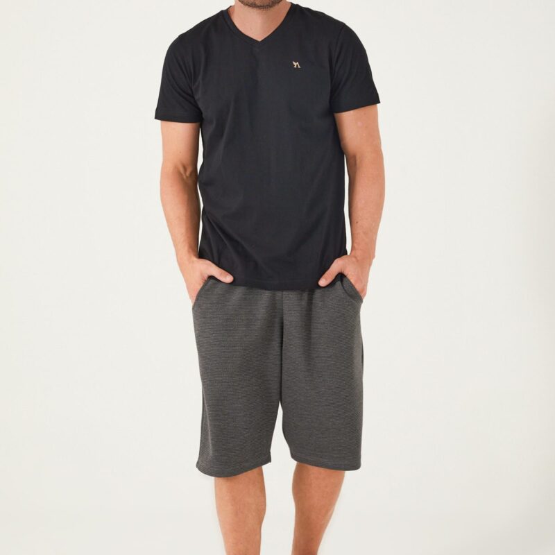 AR2518 طقم شورت للرجال قطعتين قطن بلوز لون اسود مع شورت لون رمادي مقلم