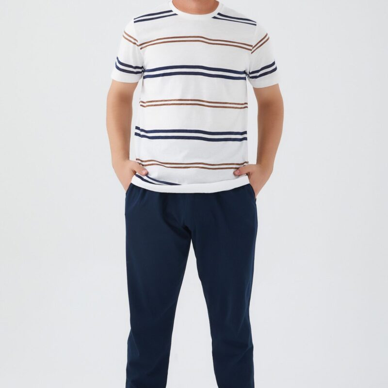 AR2549-Sطقم بيجاما للرجال قطعتين قطن بلوز لون ابيض مخططة باللونين الكحلي والبني مع بنطال لون كحلي