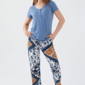 PC8507-S طقم بيتي ماركة بيير كاردان قطعتين بلوز لون ازرق مع بنطال بنقشات مميزة