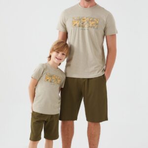 AR2508 من كولكشن الاب مع ابنه طقم شورت قطعتين قطن بلوز لون فستقي مع شورت لون اخضر زيتي