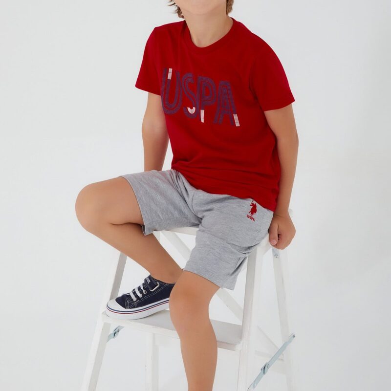 US1334-5-V1 US POLO طقم تريننج قطعيتن شورت للاولاد قطن بلوز لون احمر مع شورت لون رمادي فاتح