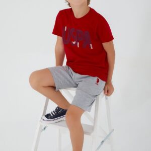 US1334-5-V1 US POLO طقم تريننج قطعيتن شورت للاولاد قطن بلوز لون احمر مع شورت لون رمادي فاتح