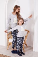 AR2154 من كولكشن العائلة الام مع ابنتها بيجاما قطن سوبيرم قطعتين بلوز لون رمادي فاتح مع بنطال لون كحلي